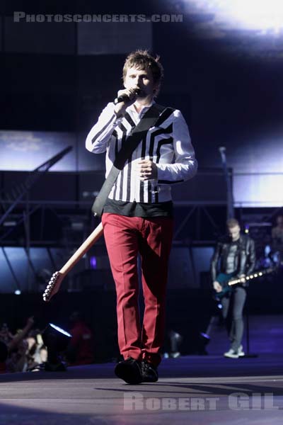 MUSE - 2013-06-21 - SAINT DENIS - Stade de France - Matthew James Bellamy - Christopher Tony Wolstenholme
